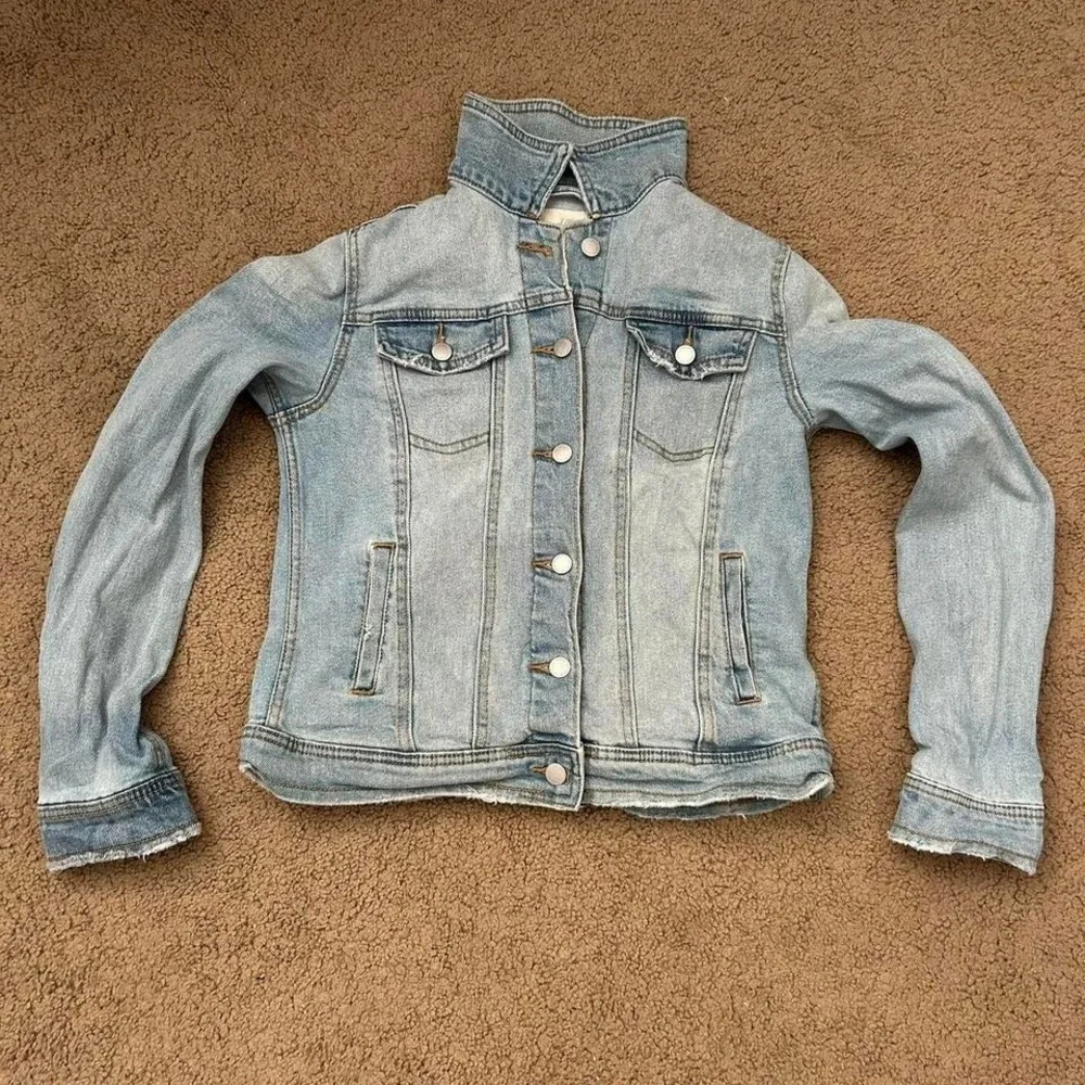 Youth Medium/ Adult XS Light wash denim jacket‎ with white stitching details